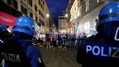 В Риме полиция задержала 12 протестующих против коронавирусных ограничений - russian.rt.com - Рим