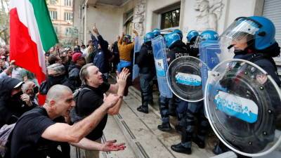 Почти 40 полицейских пострадали в ходе протестов в Риме - russian.rt.com - Рим