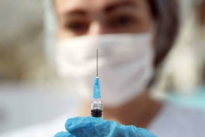 Более 100 шведских пациентов привили просроченной вакциной от COVID-19 - mk.ru - Швеция