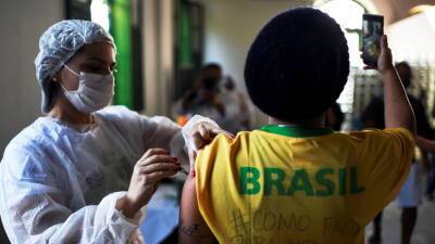 Минздрав Бразилии сообщил о вакцинации от коронавируса более 100 млн граждан - russian.rt.com - Бразилия