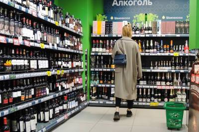Анастасия Татулова - Алкоголь в российских магазинах предложили продавать по QR-кодам - mk.ru - Москва