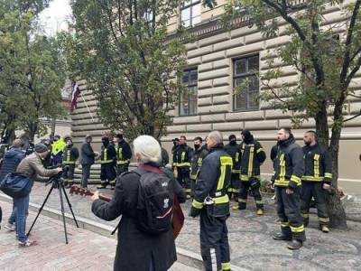 Пожарные Латвии вышли к Сейму - argumenti.ru - Латвия