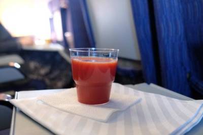 Почему в самолетах пьют томатный сок - argumenti.ru