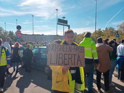 В Италии проводят массовые протесты из-за введения обязательного "зеленого пропуска" - unn.com.ua - Украина - Италия - Киев