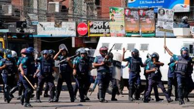 Тысячи протестующих в столице Бангладеш столкнулись с полицией на фоне мусульманско-индуистской напряженности в стране - unn.com.ua - Украина - Киев - Бангладеш - Дакка