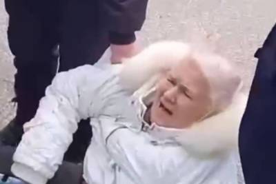 В Башкирии полицейские жестко задержали старушку, нарушившую самоизоляцию - mk.ru - республика Башкирия