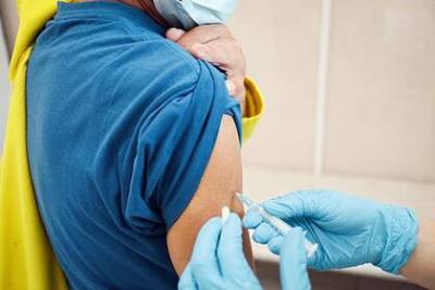 В российском регионе ввели обязательную вакцинацию от COVID-19 для части жителей - lenta.ru - Омская обл.
