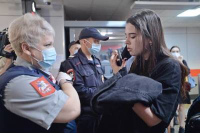 Владислав Султанов - Жителей столицы предупредили о штрафе за спущенные маски в общественном транспорте - vm.ru - Москва