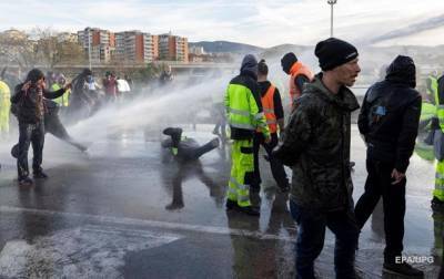В Италии протест антивакцинаторов разогнали водометами - korrespondent.net - Украина - Италия