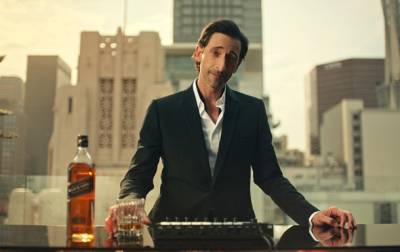 Эдриан Броуди - Актер Эдриен Броуди пьет виски и говорит "Будьмо!" в рекламе Johnnie Walker - korrespondent.net - Украина - Сша