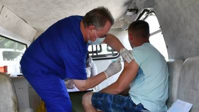 Дмитрий Крутиков - В Крыму ввели обязательную вакцинацию для ряда сфер - russian.rt.com - республика Крым