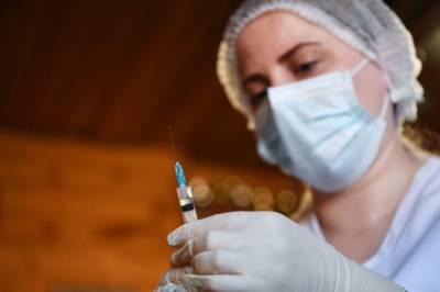 В Крыму ввели обязательную вакцинацию для работников отдельных сфер - aif.ru - республика Крым