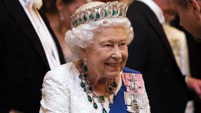 Елизавета Королева - королева Камилла - Королева Елизавета II отказалась от титула "Старушка года" - vchaspik.ua - Украина