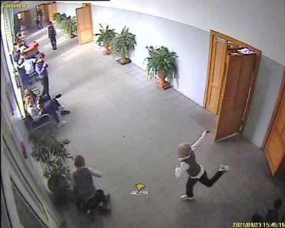 Видео: в Новосибирске 8-летнему школьнику сломали спину на виду у учителей - bloknot.ru - Новосибирск - Новосибирская обл.