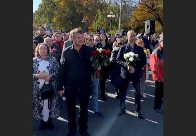 Вилис Криштопанс - Юлия Степаненко - Айнар Шлесерс - На акцию протеста возле памятника Свободы собрались более 500 человек - rus.delfi.lv - Латвия