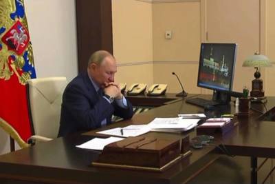 Владимир Путин - Путин поддержал допуск граждан на открытые объекты по QR-коду - mk.ru - Россия