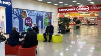 В Пензе для желающих привиться в ТЦ установили скамейки и кулеры - penzainform.ru - Пенза