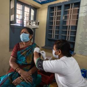 В Индии ввели миллиардную дозу вакцины от коронавируса - reporter-ua.com - Китай - Индия