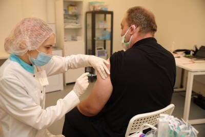 Более 16 тысяч петербуржцев получили первую дозу антиковидной вакцины за сутки - spb.mk.ru - Санкт-Петербург
