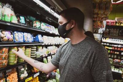 Названы последствия отказа от ношения маски в магазинах - lenta.ru