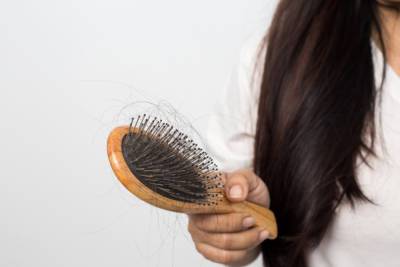 Врач пояснил выпадение волос у переболевших COVID-19 - govoritmoskva.ru - Россия