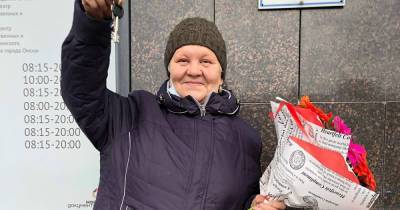Блогер из Москвы собрала деньги на квартиру для живущей в бочке пенсионерки - moslenta.ru - Москва - Омск
