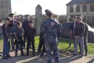 В Чечне публично отчитали детей из-за одной традиции - lenta.ru - республика Чечня