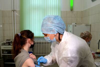 Минздрав РФ утвердил форму сертификата о вакцинации против коронавируса - aif.ru - Россия
