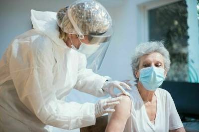 Роспотребнадзор дал рекомендации по вакцинации для людей от 60 лет - pnp.ru - Англия