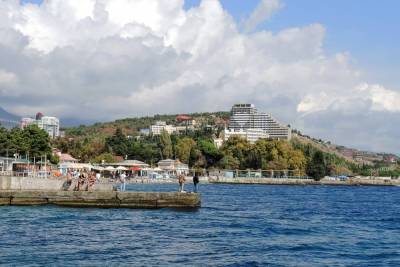 Туристы начали массово отказываться от отдыха в отелях Крыма из-за QR-кодов - mk.ru - республика Крым