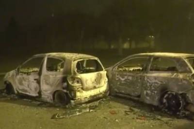 Хулиганы во Франции сожгли 15 машин и напали на полицейских - lenta.ru - Франция