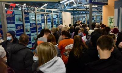 Толпы екатеринбуржцев часами ждут вакцинации в торговых центрах - fedpress.ru - Екатеринбург