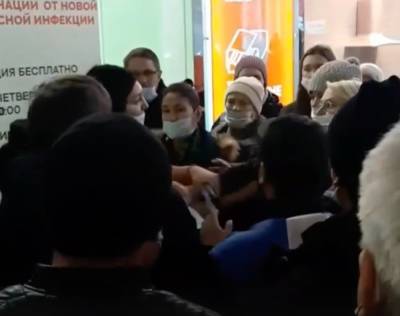 В ТЦ Екатеринбурга в очередях на вакцинацию от коронавируса начались драки - znak.com - Екатеринбург