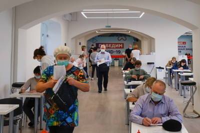 Владимир Болибок - Иммунолог объяснил необходимость замены вакцин от коронавируса - lenta.ru