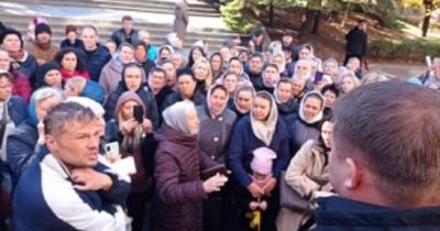 В Ровно православных антивакцинаторов провели с экскурсией по палатам с больными COVID-19 - dsnews.ua