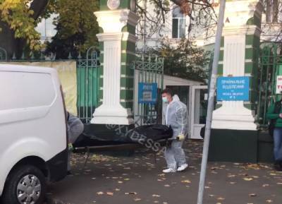 Тела людей целый день выносят из ковидной больницы Одессы: очевидцы сняли на видео - politeka.net - Украина - Одесса