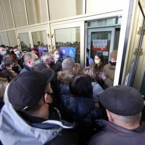 В киевском МВЦ толпа штурмует центр вакцинации. Фото - reporter-ua.com - Украина - Киев