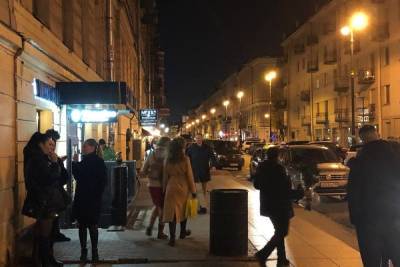 Много людей без масок и бурное веселье: как улица Рубинштейна встречает локдаун - spb.mk.ru - Петербурга