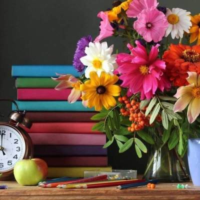 Что можно и нельзя дарить на праздник День учителя в 2021 году - yur-gazeta.ru - Ссср - Париж