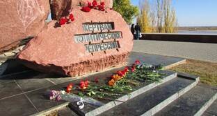 Волгоградцы возложили цветы к памятнику жертвам политических репрессий - kavkaz-uzel.eu - Волгоград