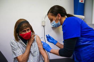 Ещё одна страна одобрила применение российской вакцины "Спутник V" - tvc.ru - Россия - Камбоджа