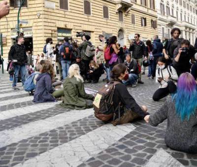 В центре Рима экоактивисты второй день подряд блокируют движение транспорта - unn.com.ua - Украина - Киев - Рим
