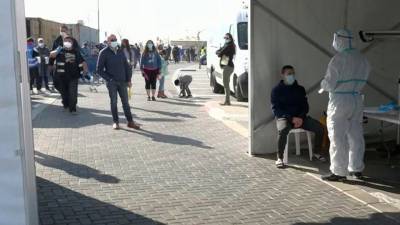 Жители Латвии хотят, чтобы лечение от коронавируса стало платным для тех, кто не привился - 1tv.ru - Израиль - Новая Зеландия - Латвия