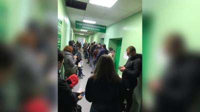 Воронежцы показали огромные очереди из желающих сдать тесты на ковид в поликлиниках - vestivrn.ru