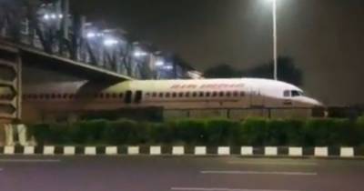 Самолет Air India застрял под мостом в Дели (видео) - focus.ua - Украина - Индия