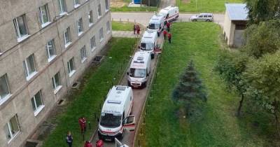 Кристина Каспшишак - "Наши реалии": во Львове возле больницы образовалась очередь из машин скорой помощи (фото) - focus.ua - Украина - Львов