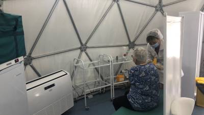 Возле "Приморской" из-за погоды закрыли шатёр для вакцинации от коронавируса - dp.ru - Санкт-Петербург