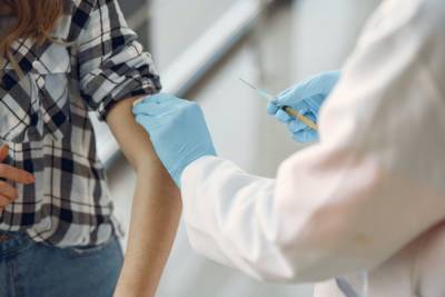 Петербурженке вместо второй прививки против COVID-19 по ошибке поставили вакцину от гриппа - abnews.ru - Санкт-Петербург
