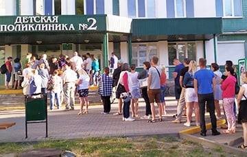 «Как смену на заводе отпахал»: житель Барановичей с температурой восемь часов просидел в очереди в поликлинику - charter97.org - Белоруссия