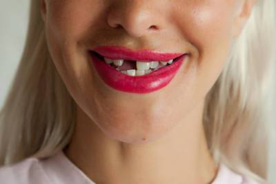 Женщина не смогла попасть к бесплатному стоматологу и вырвала себе 11 зубов - lenta.ru - Англия
